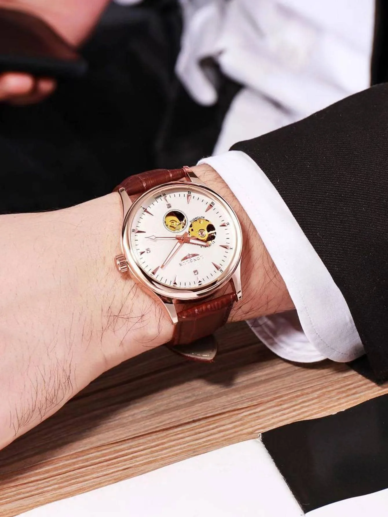 ساعة يد أوتوماتيكية أنيقة من L - مراجعة Luxury Watch Arabic وسعره